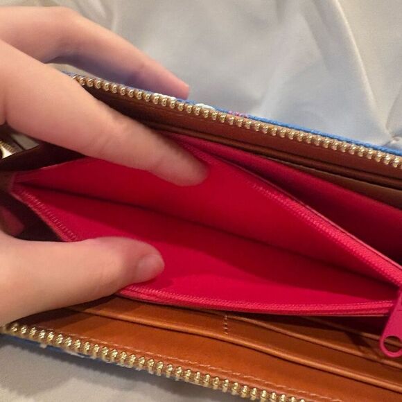 Dooney & Bourke Disney Vacation Club Wristlet Wallet Allover Print 2022 NWT - Picture 10 of 11